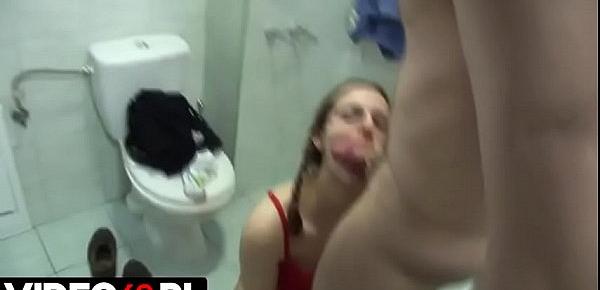  Polskie porno - Hydraulik pierdoli nastoletnią dziewczynę pod prysznicem